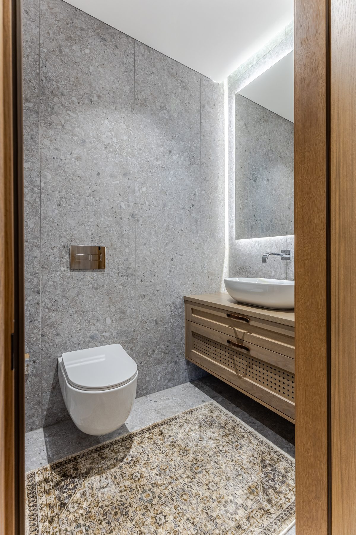 Minimalistinis vonios kambarys su moderniu dizainu