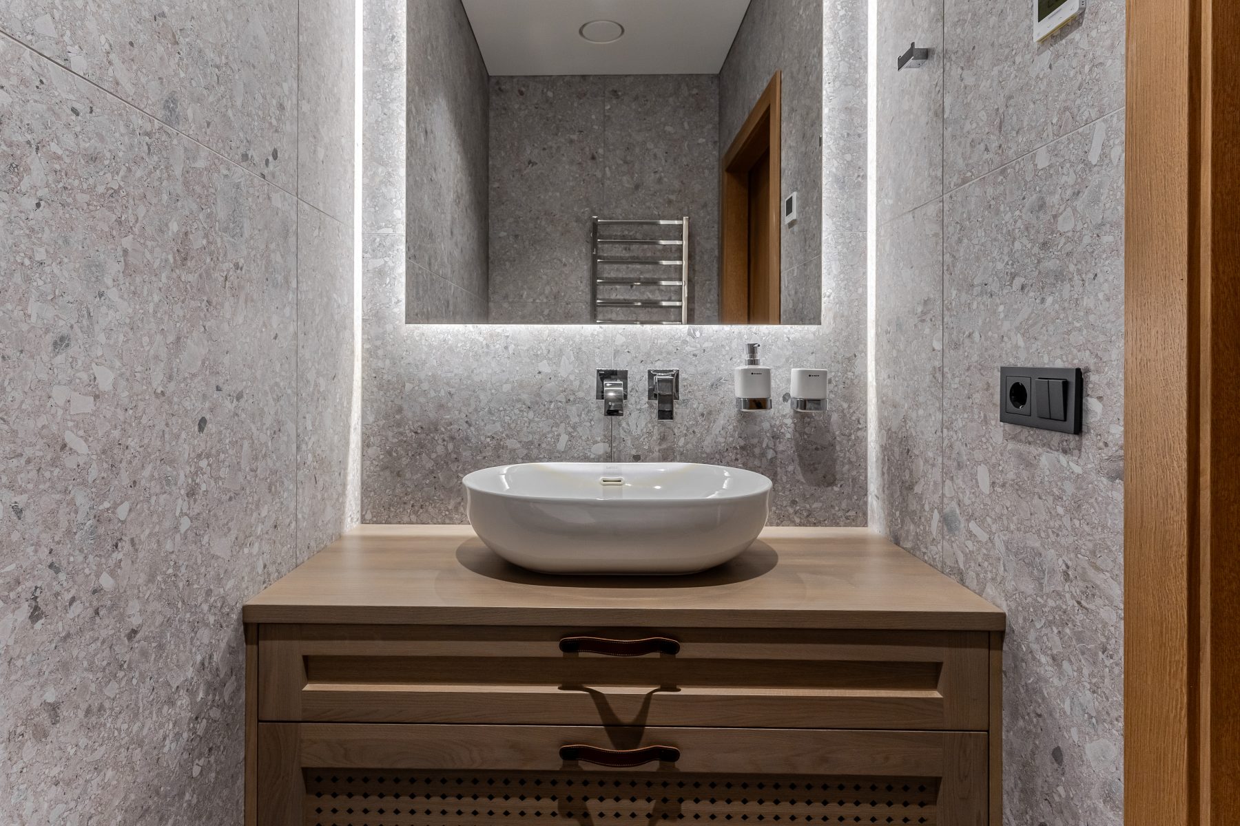 Minimalistinis vonios kambarys su moderniu dizainu