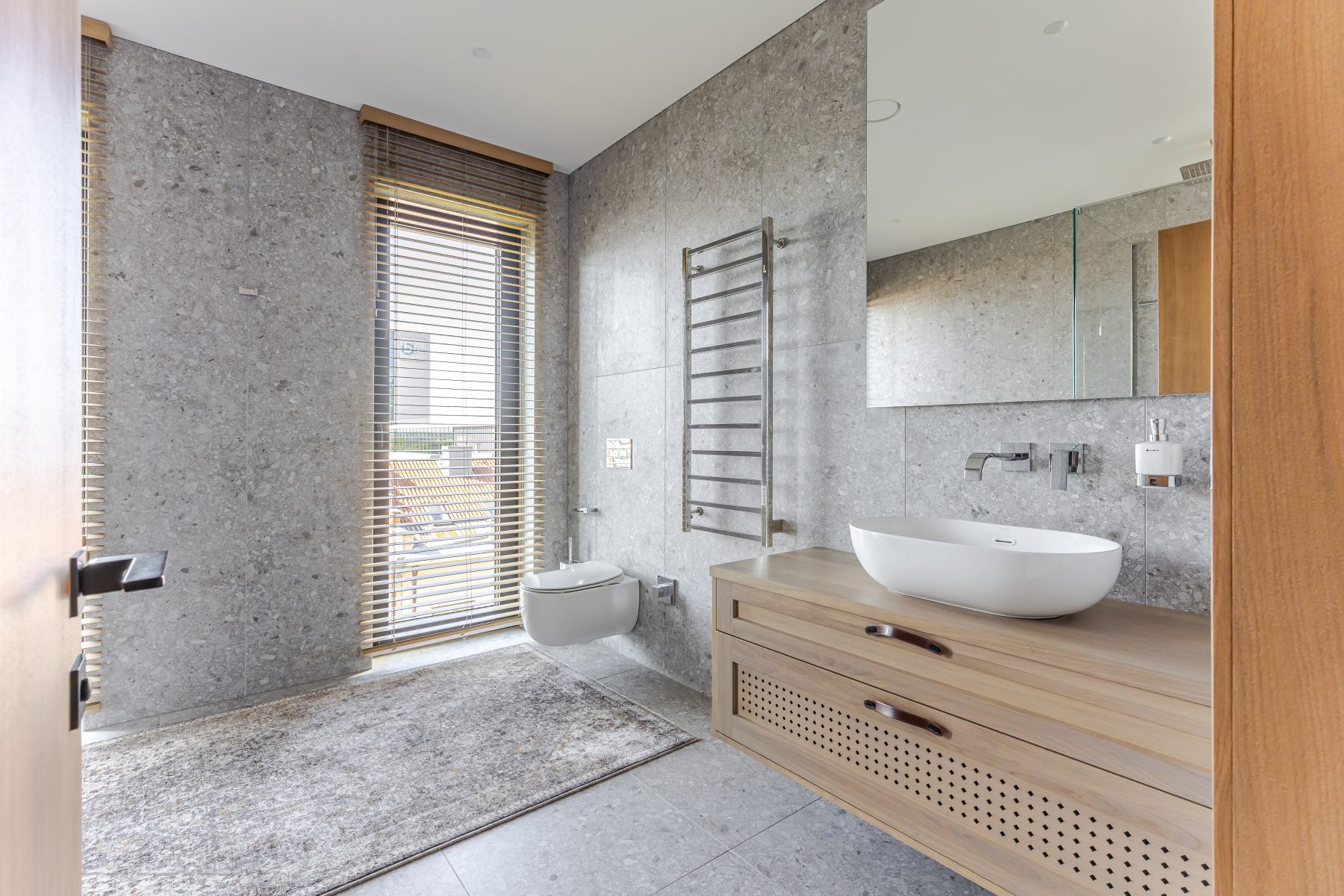 Minimalistinis vonios kambarys su moderniu dizainu