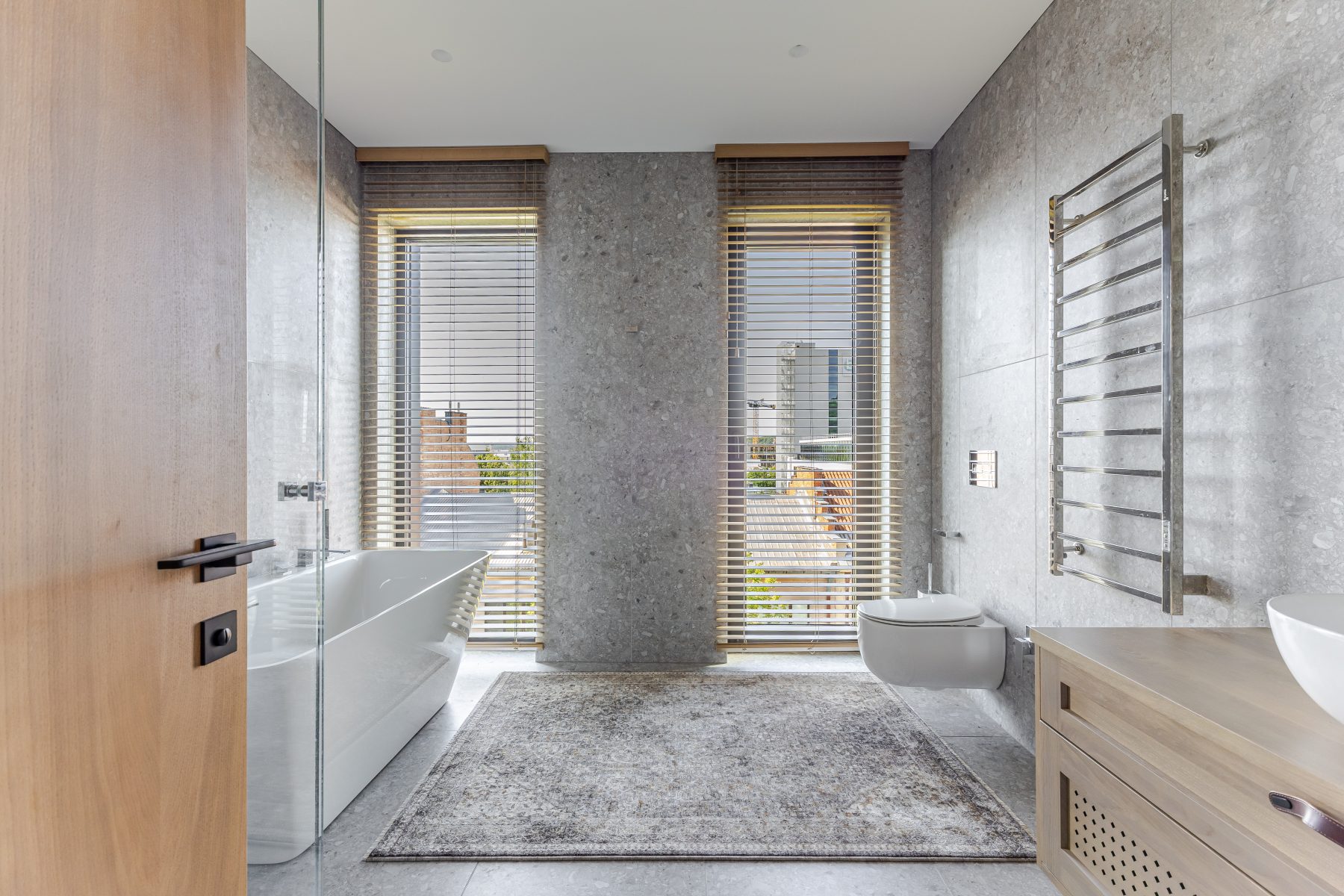 Minimalistinis vonios kambarys su moderniu dizainu