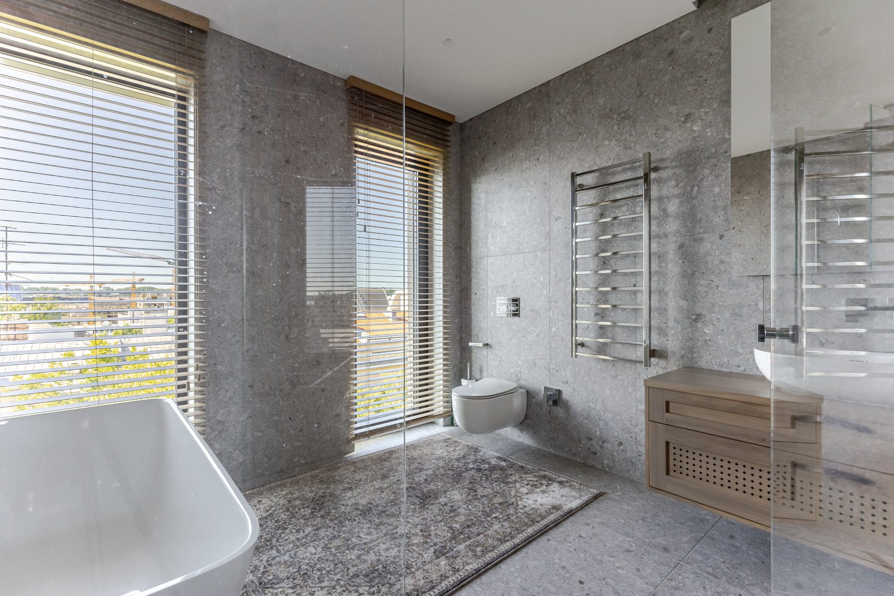 Minimalistinis vonios kambarys su moderniu dizainu