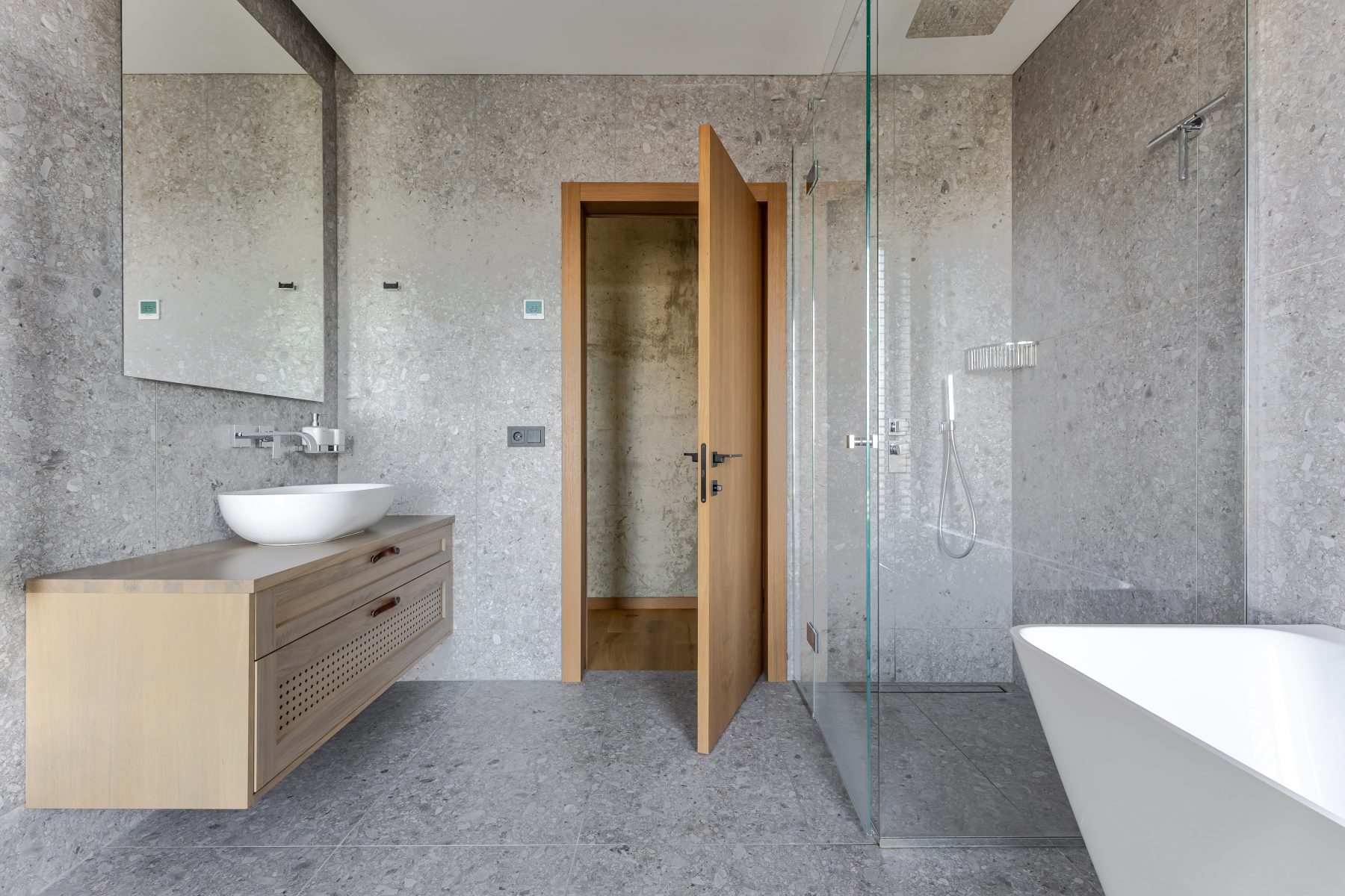 Minimalistinis vonios kambarys su moderniu dizainu