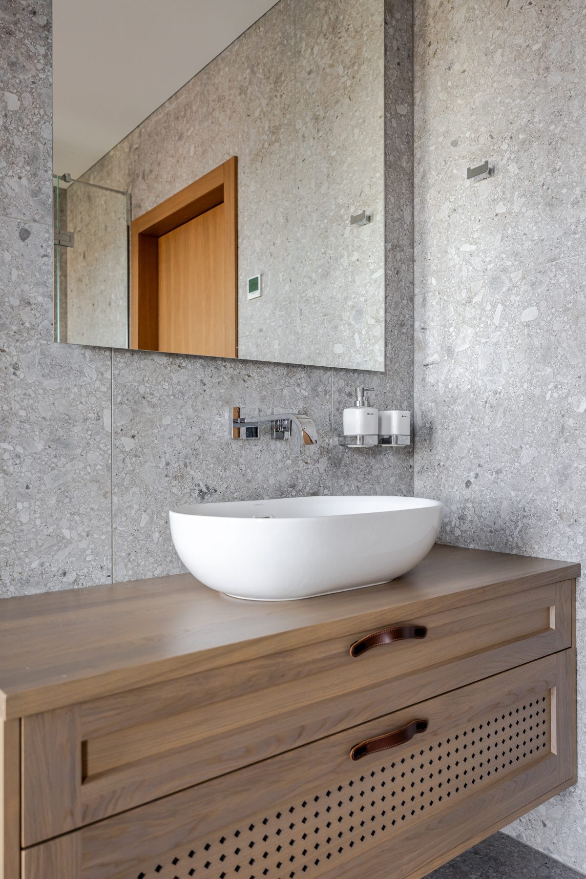 Minimalistinis vonios kambarys su moderniu dizainu