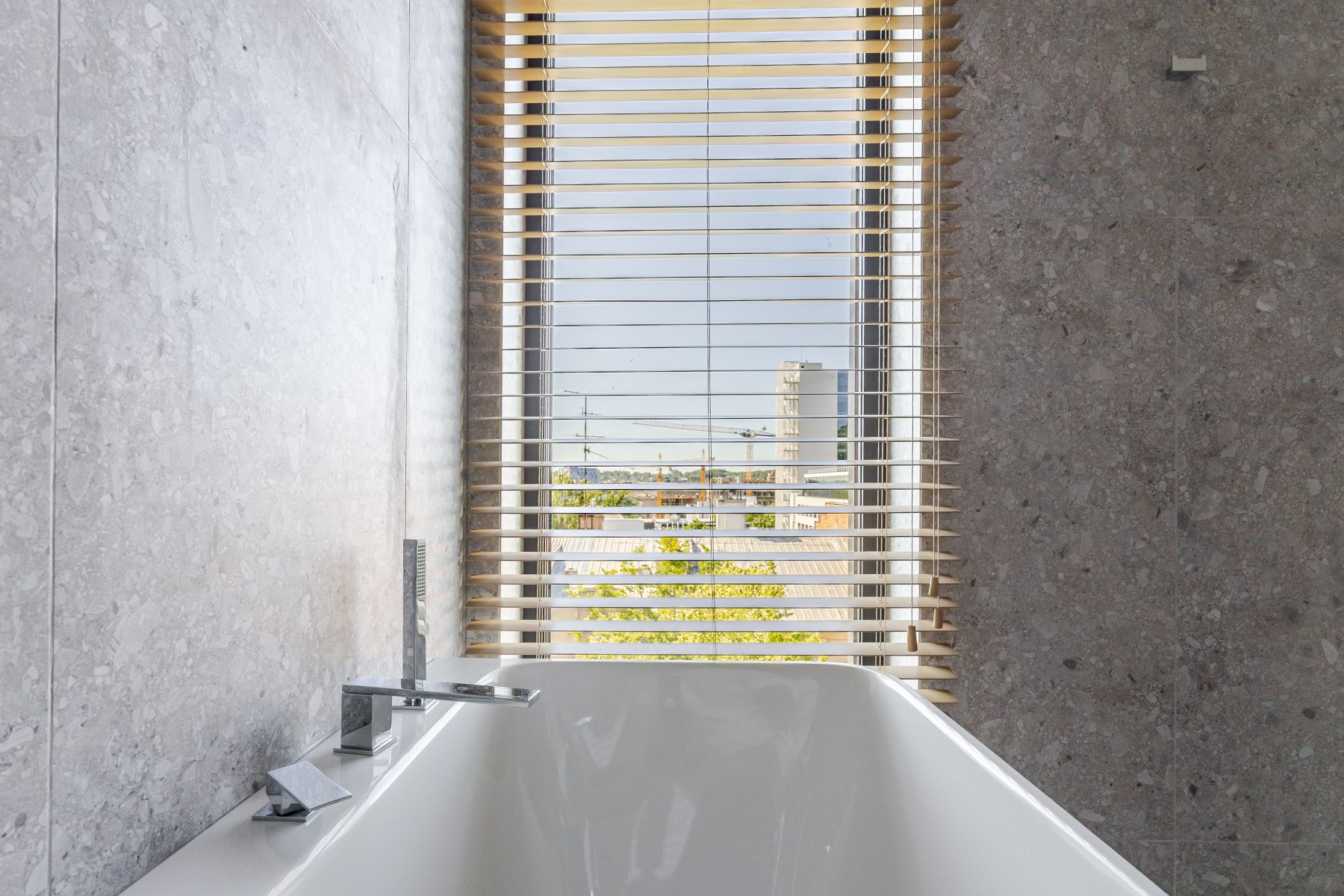 Minimalistinis vonios kambarys su moderniu dizainu