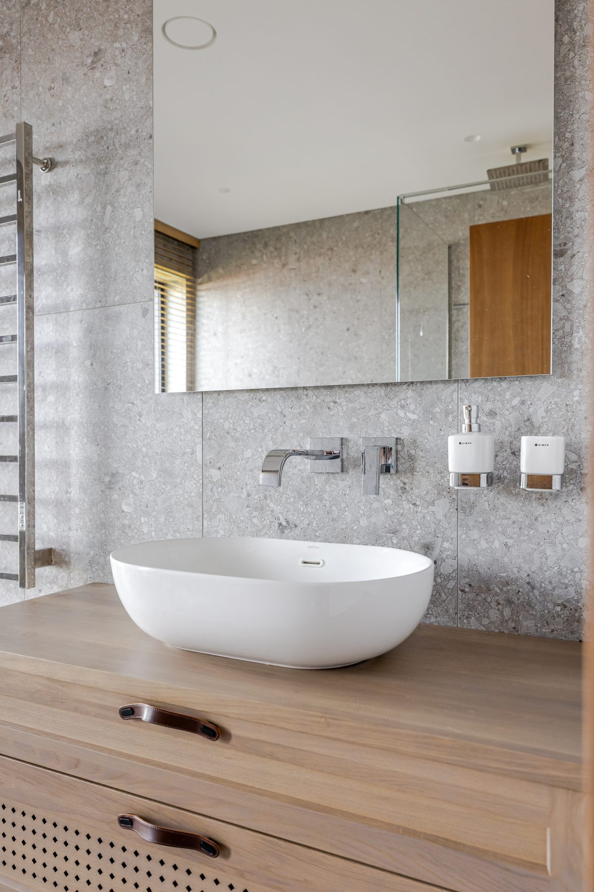 Minimalistinis vonios kambarys su moderniu dizainu