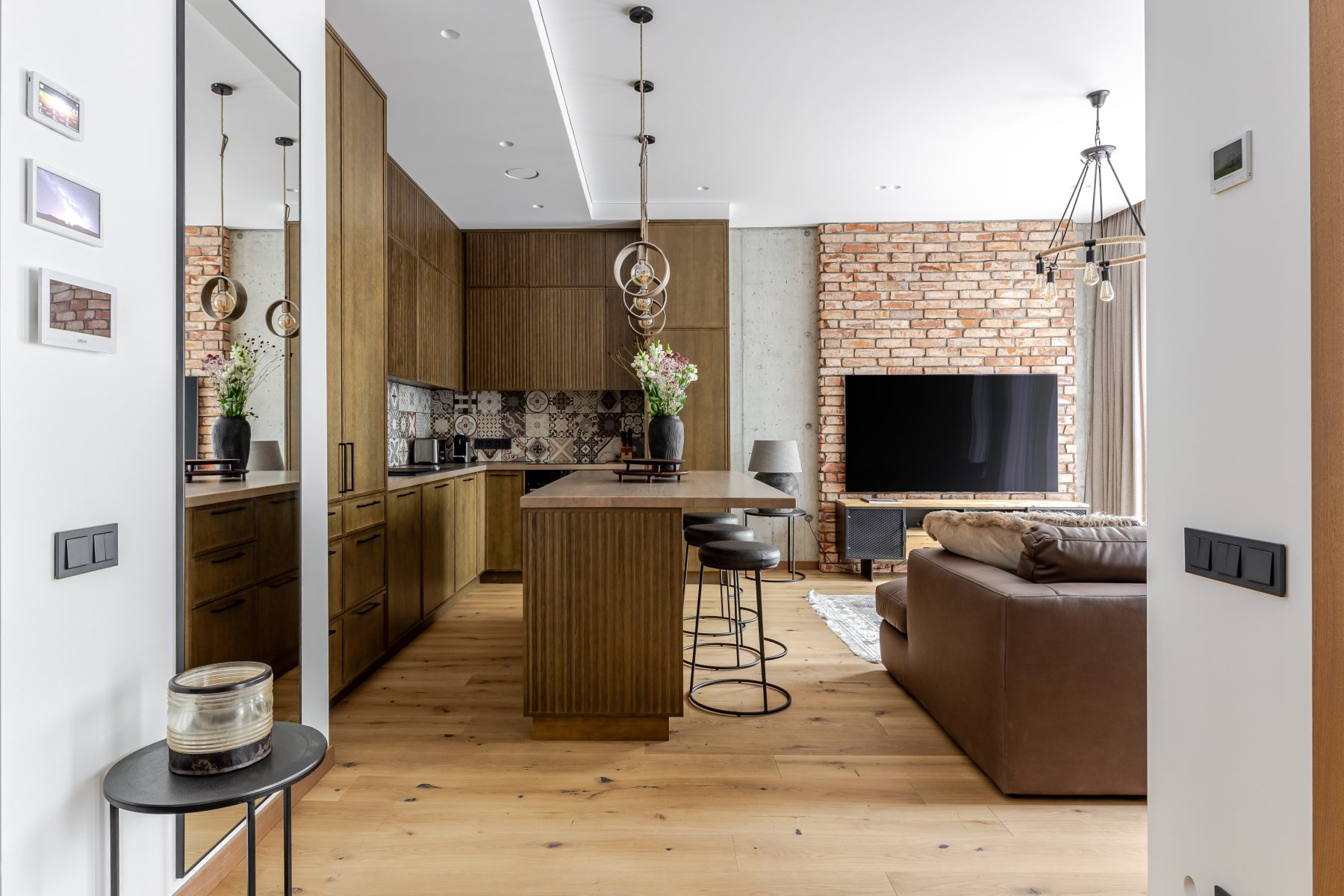 Prabangi svetainė su moderniais baldais ir miesto atmosfera