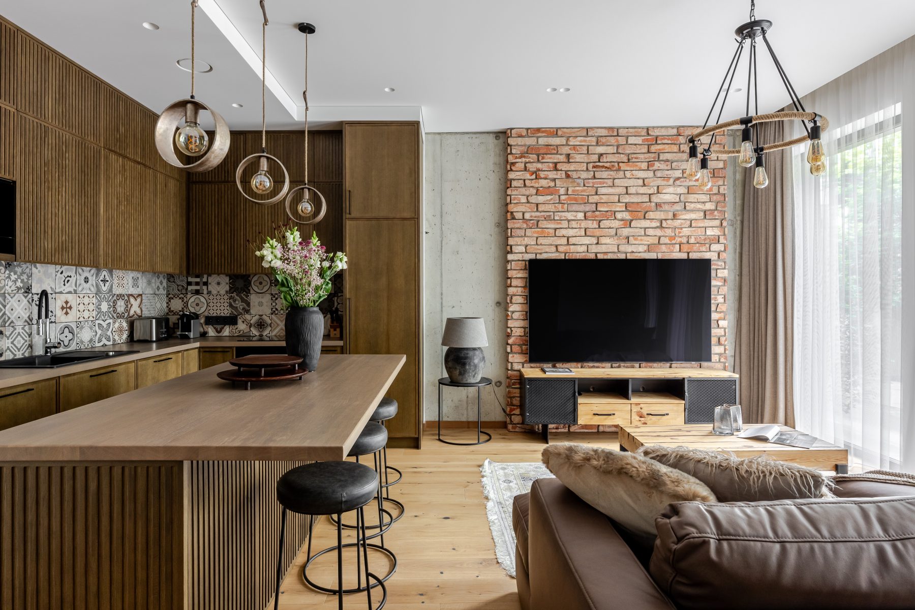 Prabangi svetainė su moderniais baldais ir miesto atmosfera