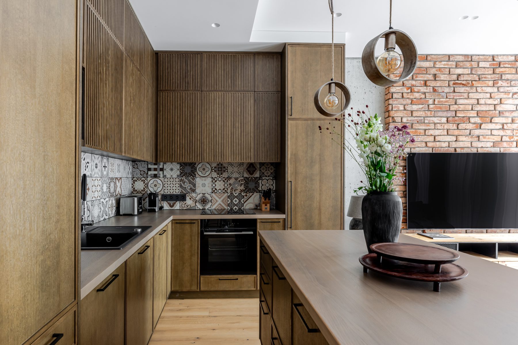 Prabangi svetainė su moderniais baldais ir miesto atmosfera