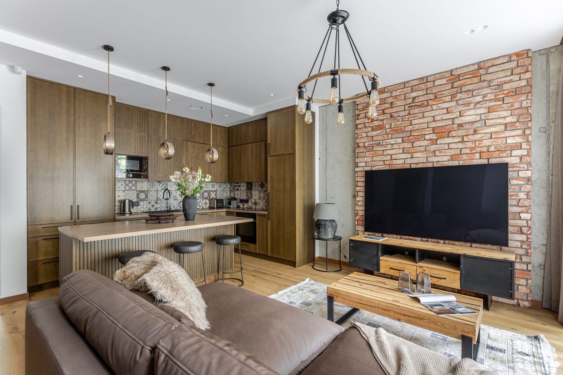 Prabangi svetainė su moderniais baldais ir miesto atmosfera