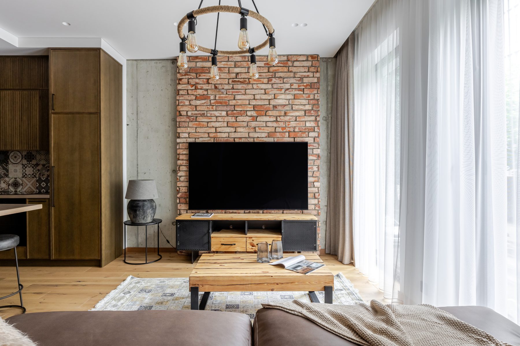 Prabangi svetainė su moderniais baldais ir miesto atmosfera