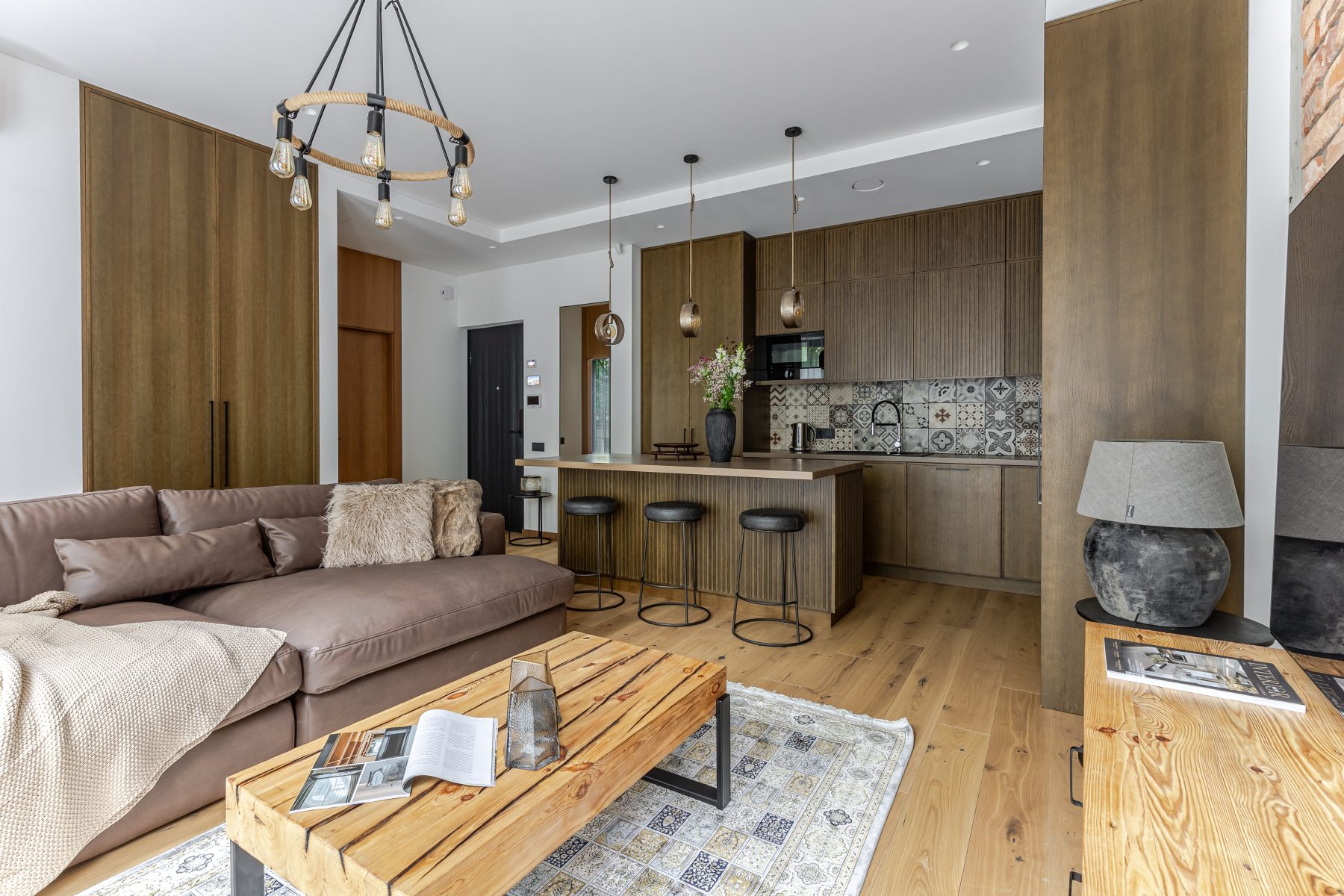 Moderni svetainė su natūralaus medžio detalėmis ir dizaino akcentais