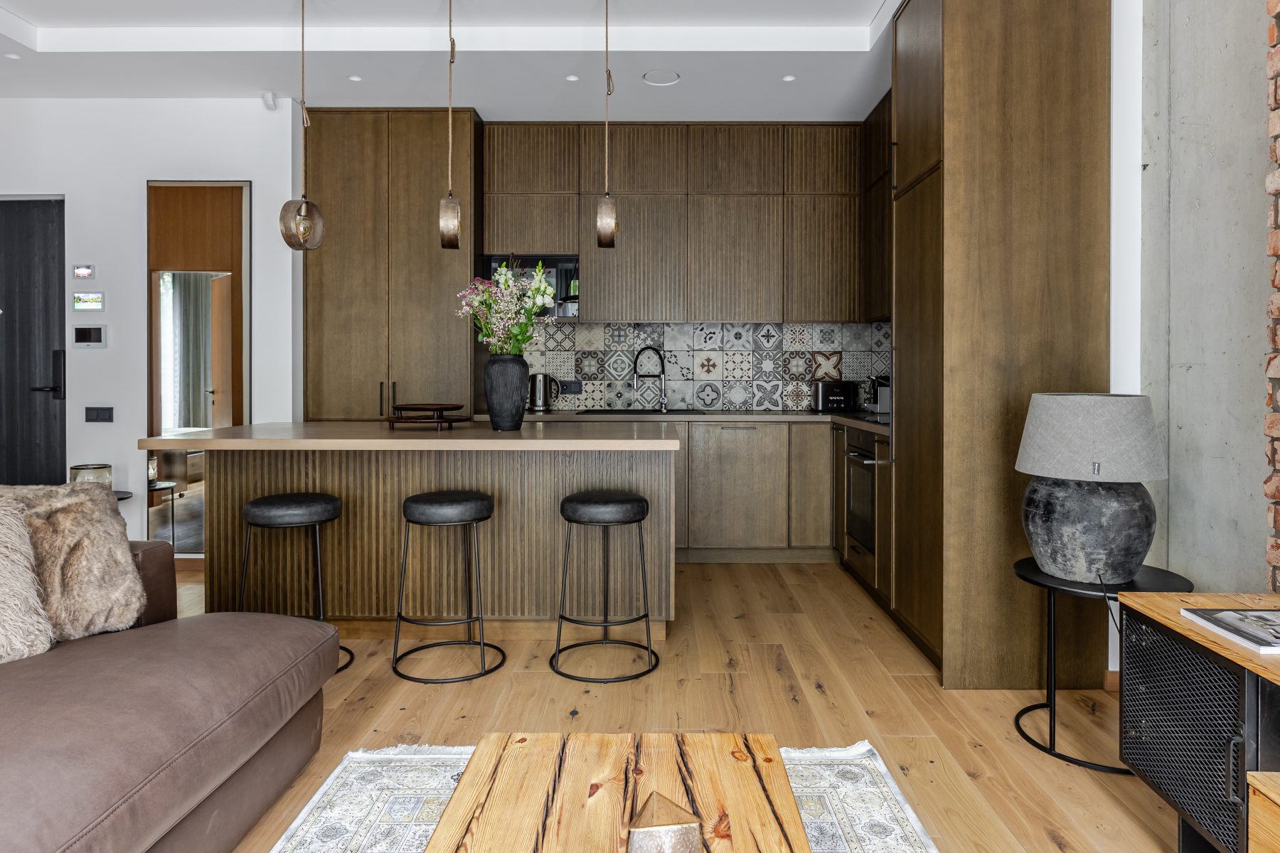 Moderni svetainė su natūralaus medžio detalėmis ir dizaino akcentais