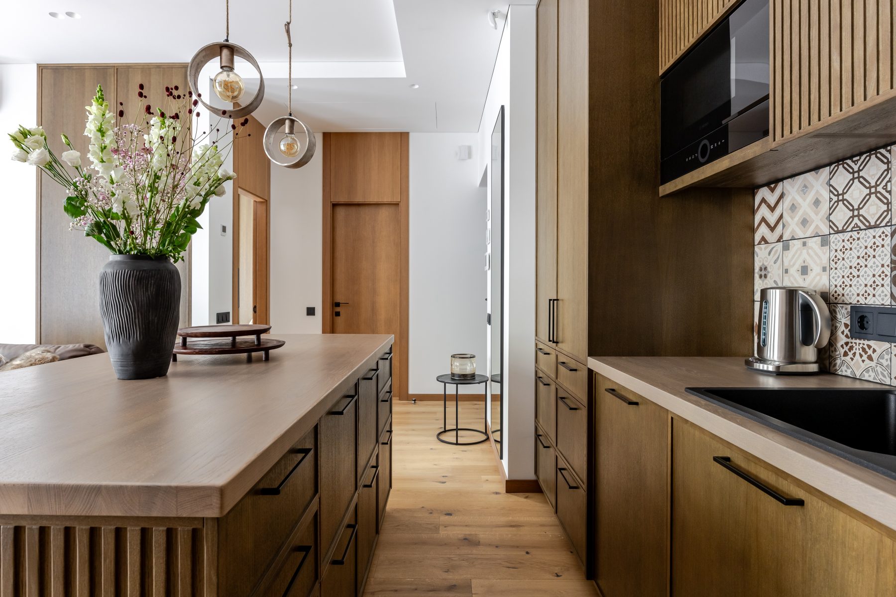 Moderni virtuvė su aukštos kokybės baldais ir buitine technika