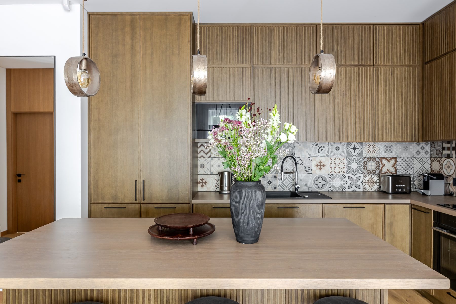 Moderni virtuvė su aukštos kokybės baldais ir buitine technika