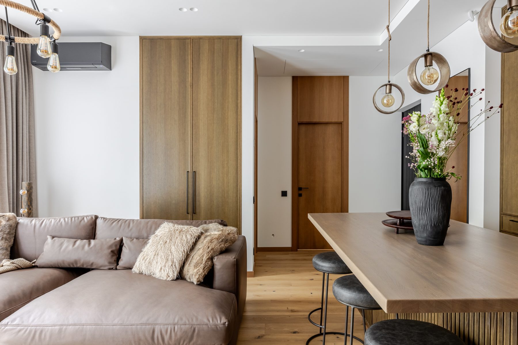 Moderni virtuvė su aukštos kokybės baldais ir buitine technika