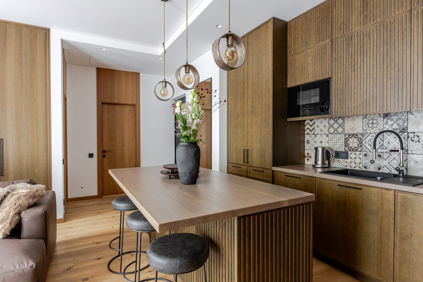 Moderni virtuvė su aukštos kokybės baldais ir buitine technika