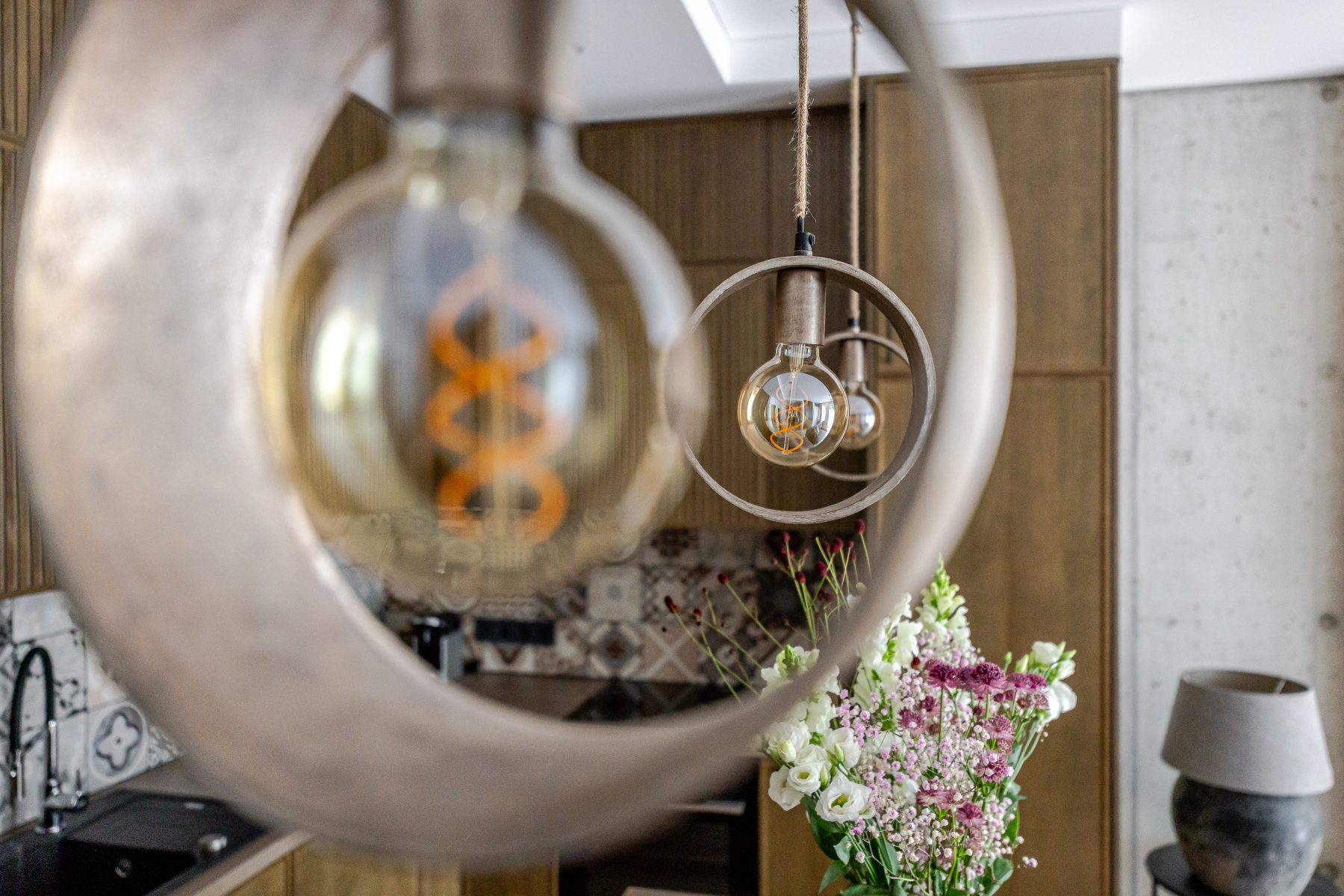 Moderni svetainė su natūralaus medžio detalėmis ir dizaino akcentais