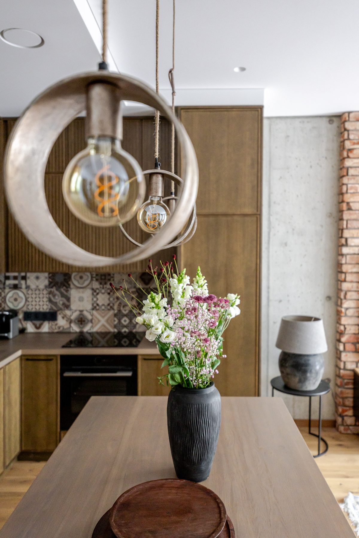 Moderni svetainė su natūralaus medžio detalėmis ir dizaino akcentais