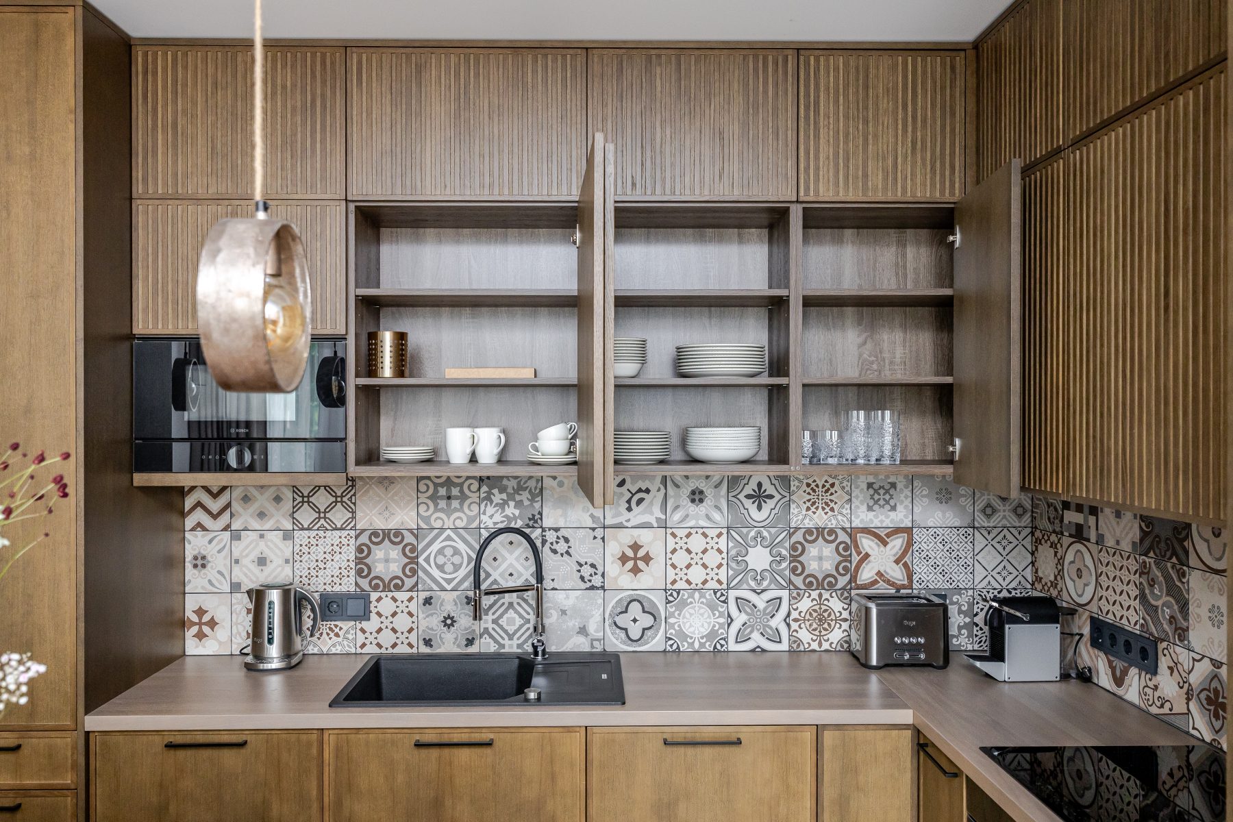 Moderni virtuvė su aukštos kokybės baldais ir buitine technika