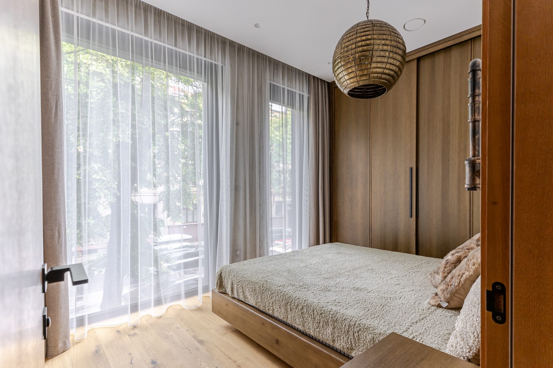 Moderniai įrengtas miegamasis su minimalistiniu dizainu