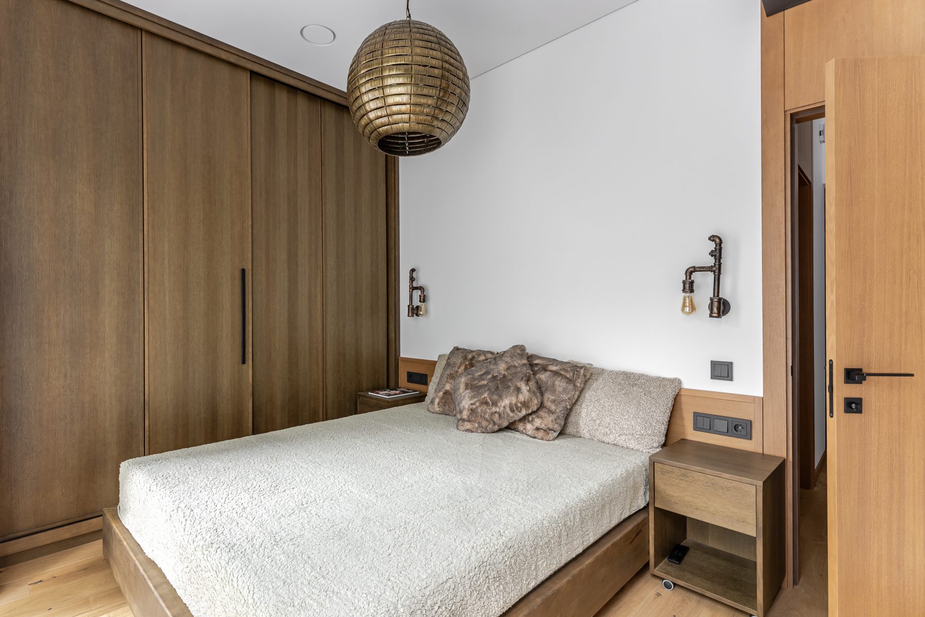 Moderniai įrengtas miegamasis su minimalistiniu dizainu