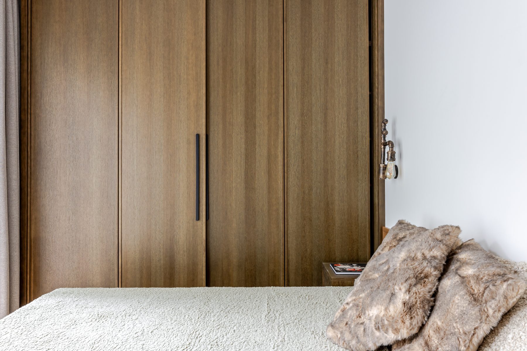 Moderniai įrengtas miegamasis su minimalistiniu dizainu