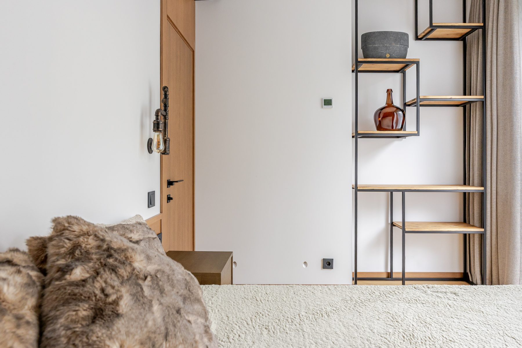 Moderniai įrengtas miegamasis su minimalistiniu dizainu