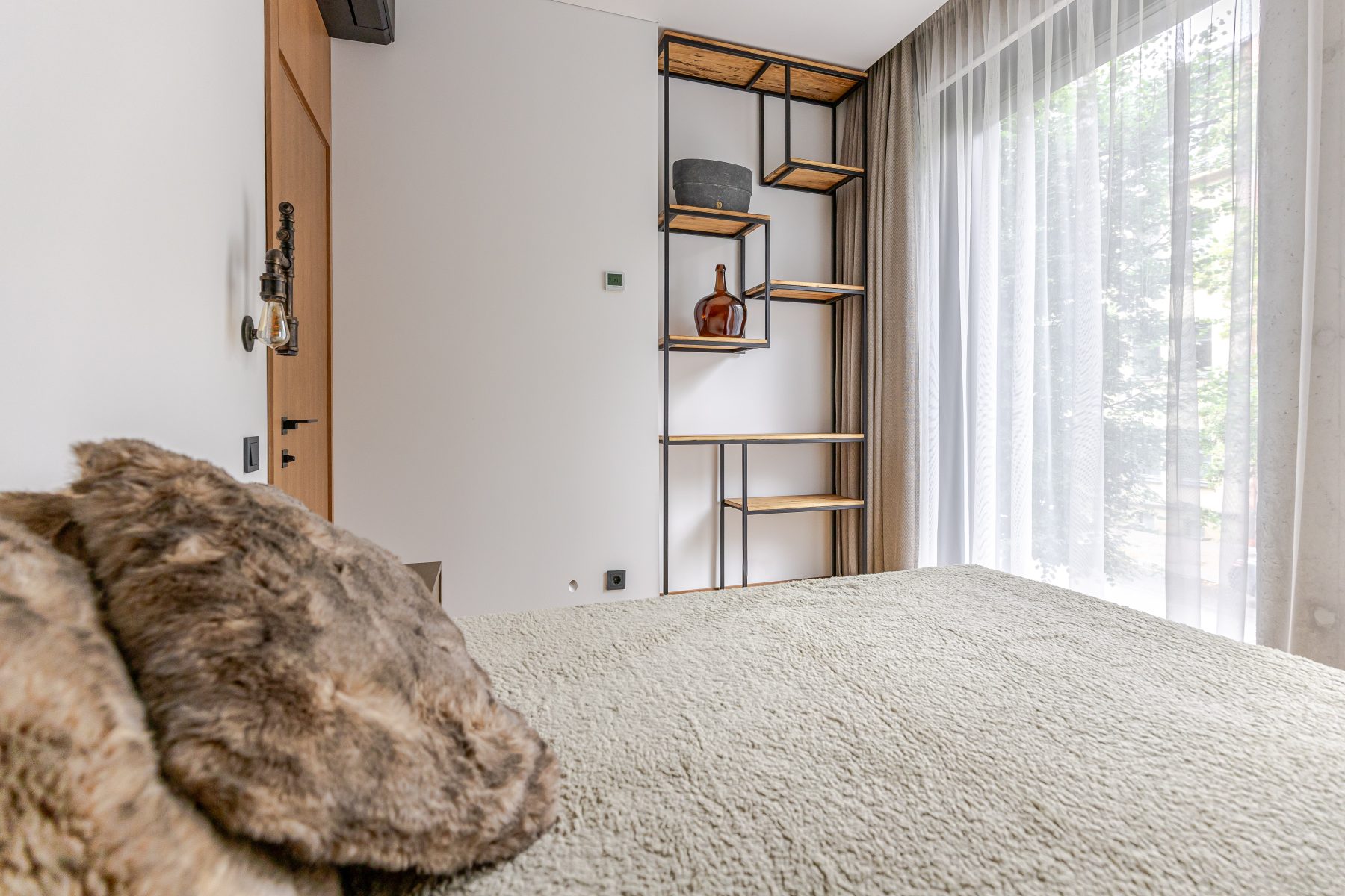 Moderniai įrengtas miegamasis su minimalistiniu dizainu