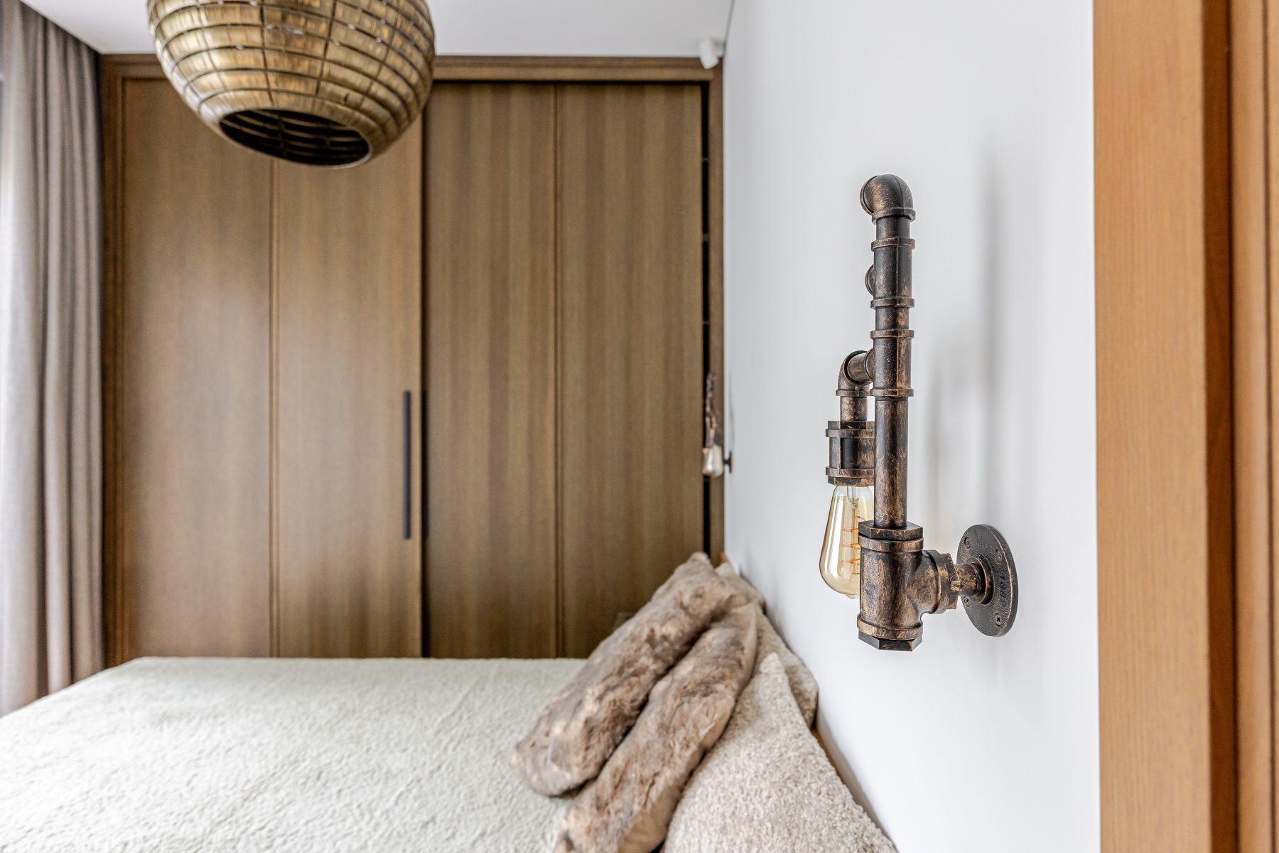 Moderniai įrengtas miegamasis su minimalistiniu dizainu