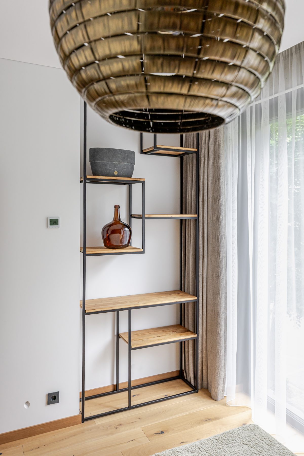 Moderni svetainė su natūralaus medžio detalėmis ir dizaino akcentais