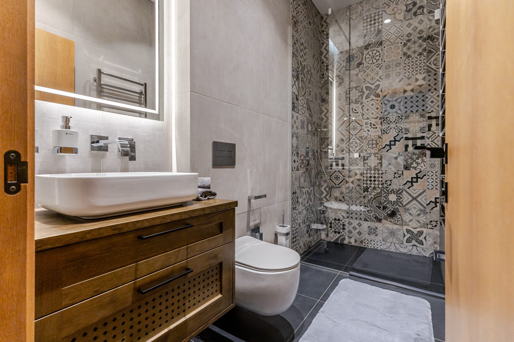 Modernus vonios kambarys su aukštos kokybės apdaila