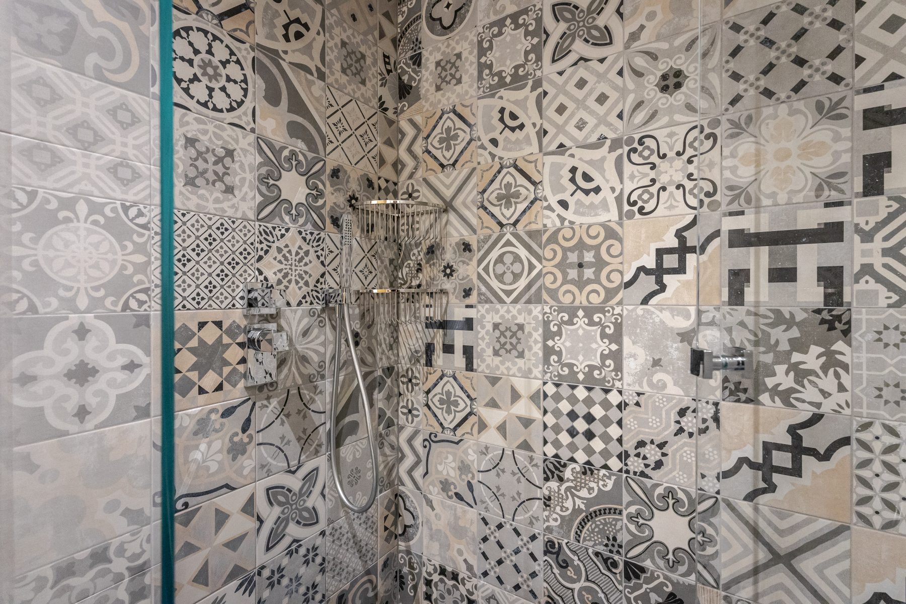 Modernus vonios kambarys su aukštos kokybės apdaila