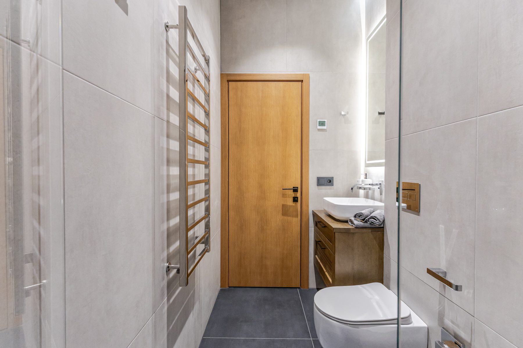 Modernus vonios kambarys su aukštos kokybės apdaila