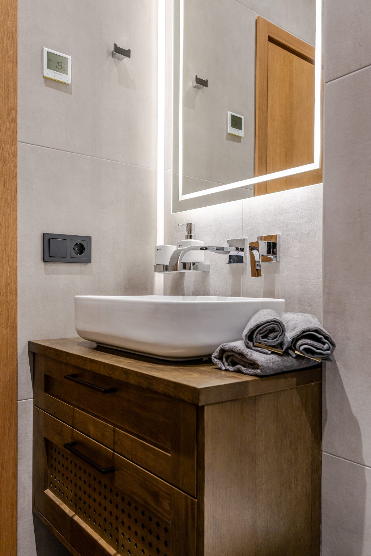 Modernus vonios kambarys su aukštos kokybės apdaila