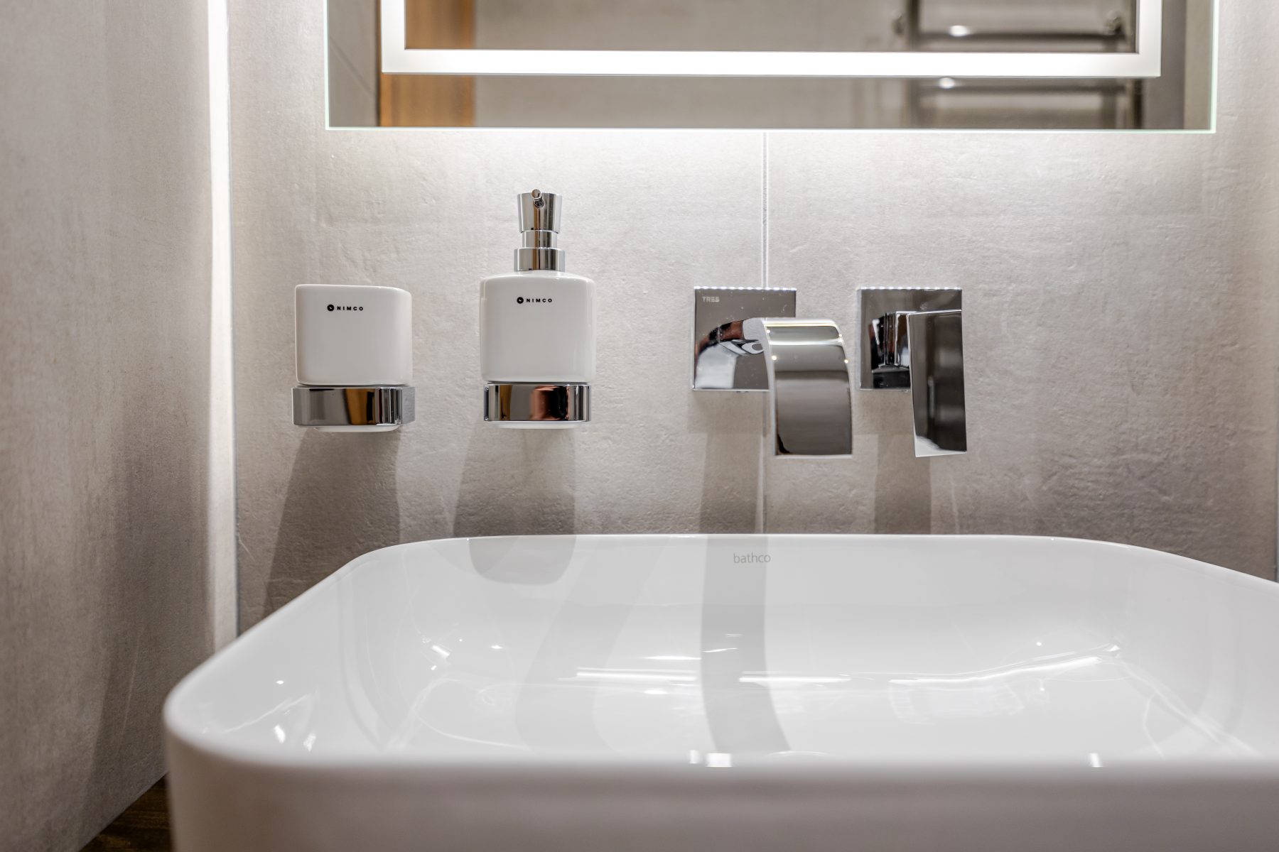 Modernus vonios kambarys su aukštos kokybės apdaila