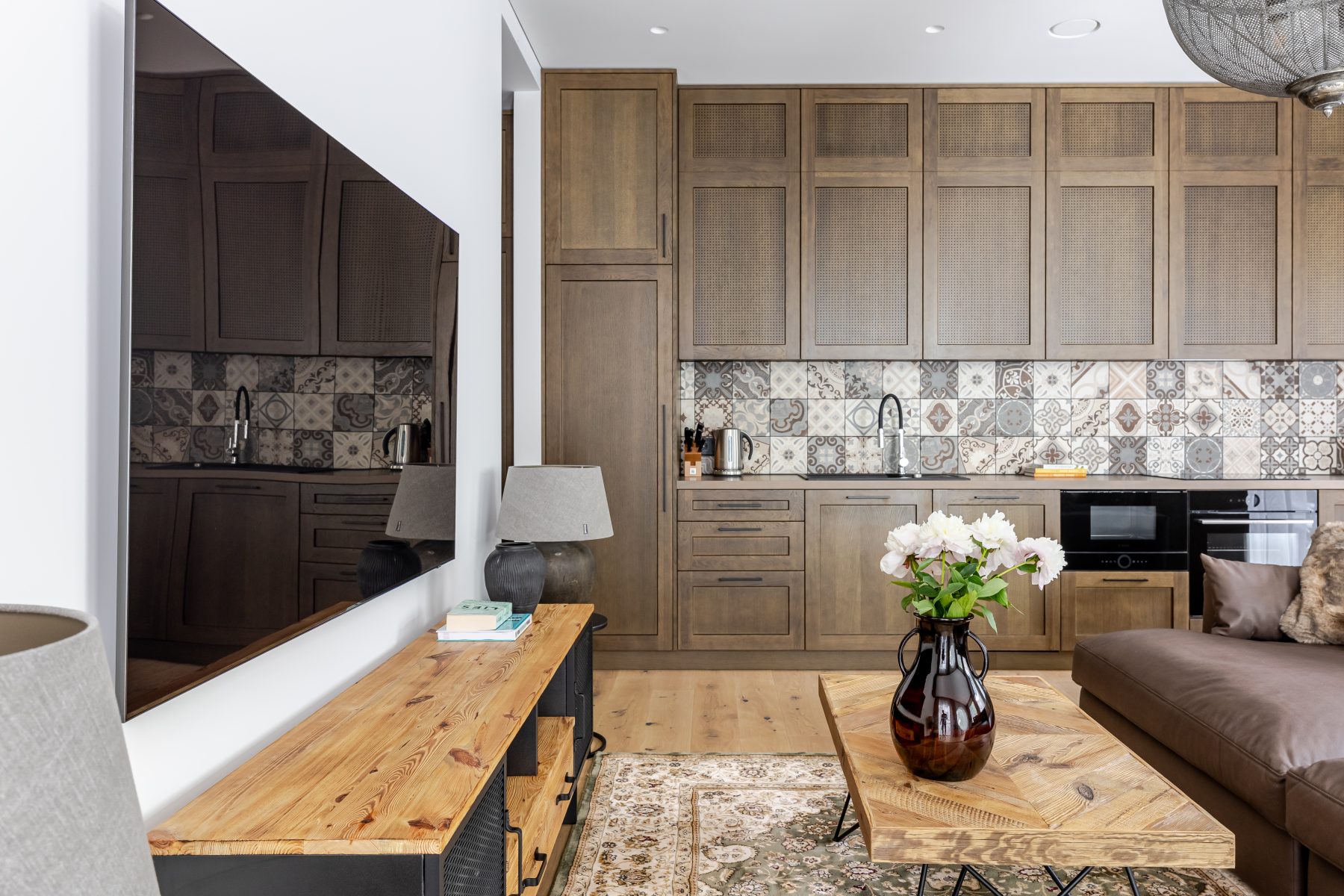 Prabangi svetainė su virtuve - miesto centro atmosfera