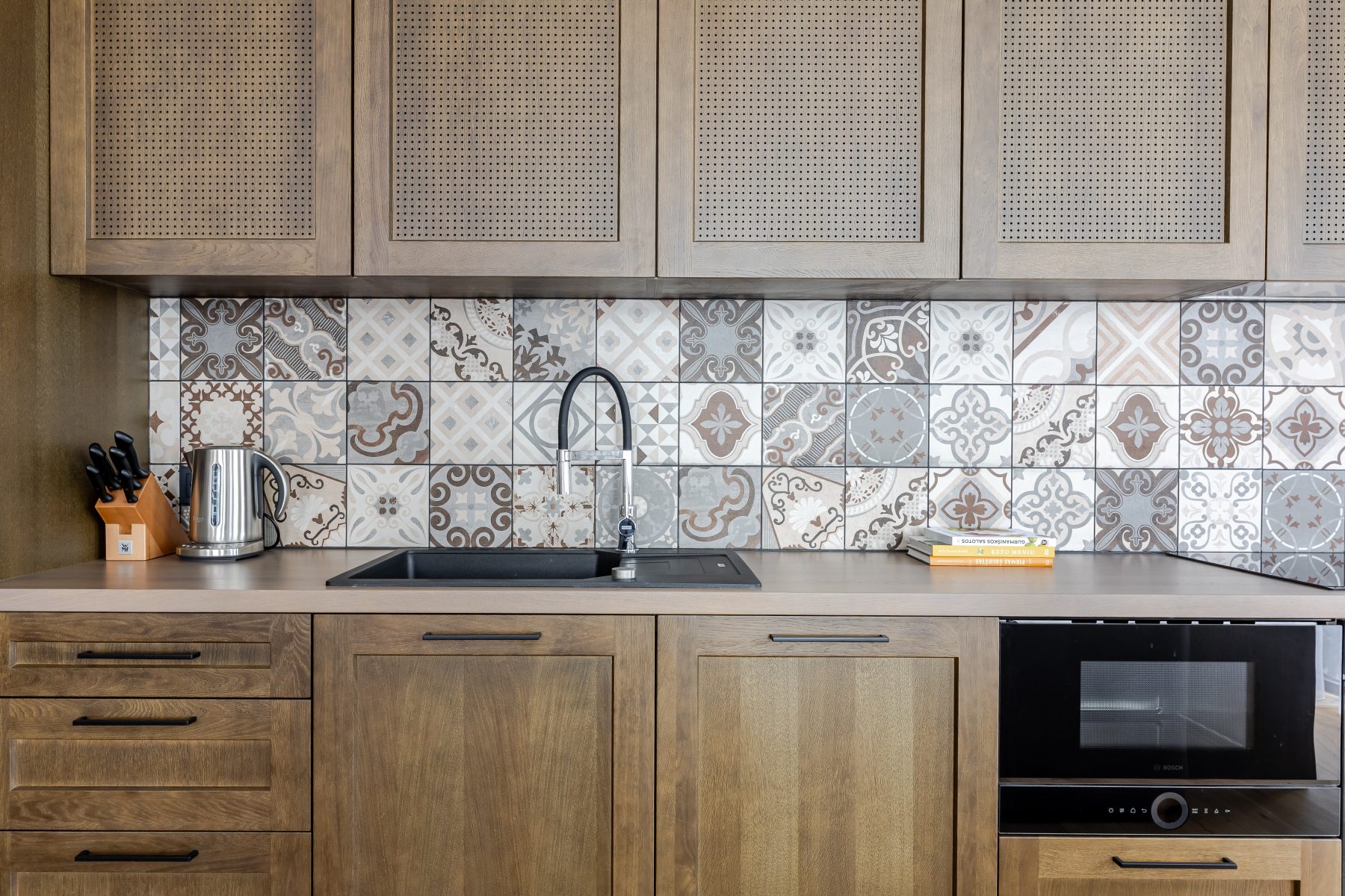 Stilinga virtuvė su moderniais sprendimais ir natūralia apdaila