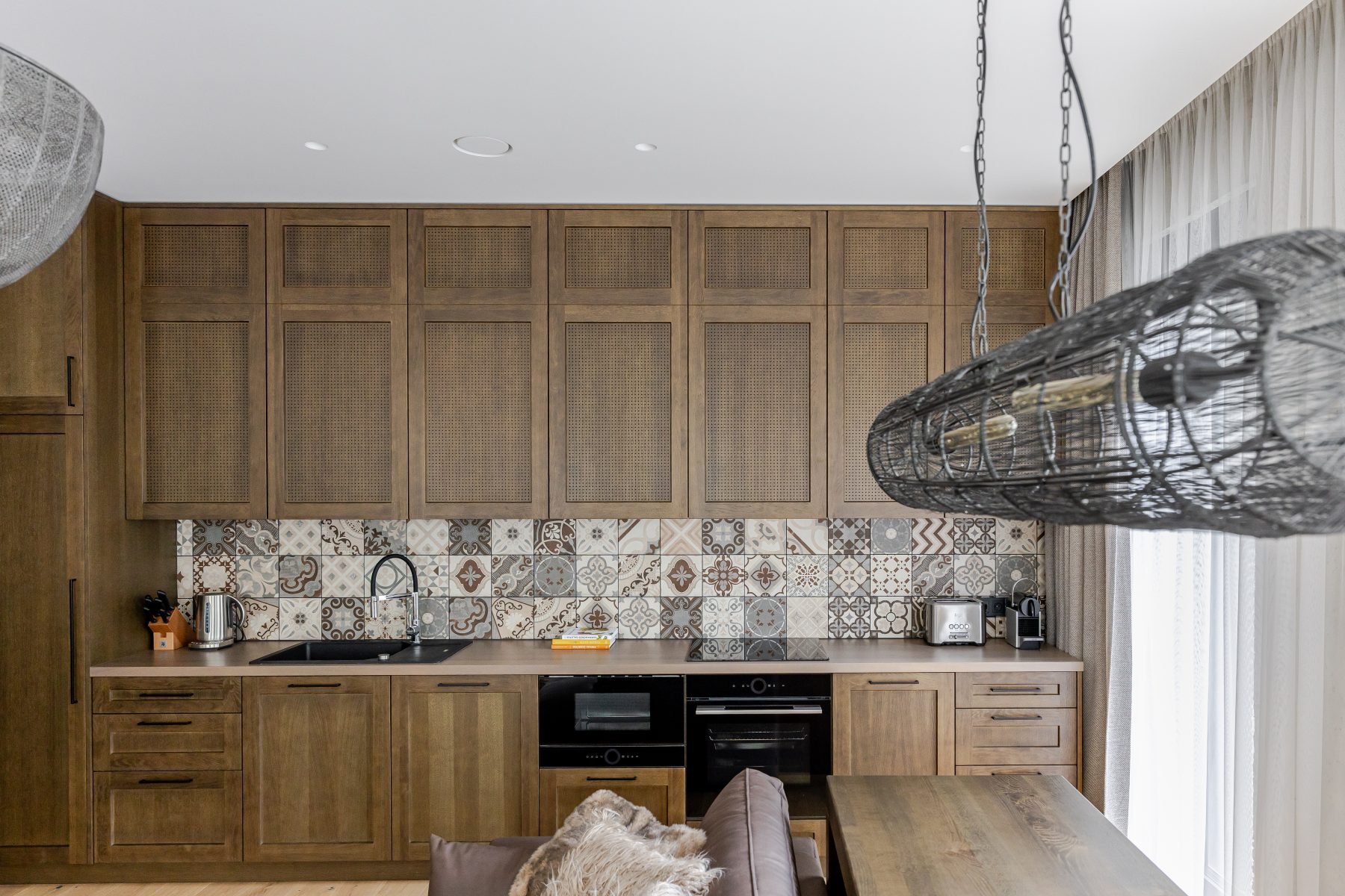 Stilinga virtuvė su moderniais sprendimais ir natūralia apdaila