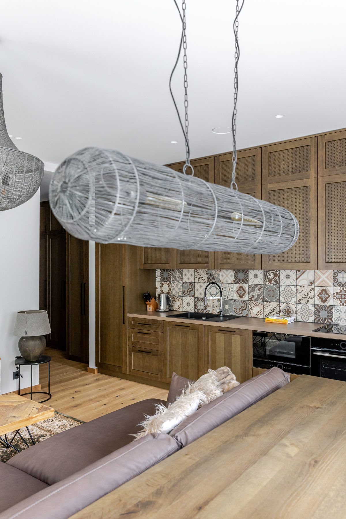 Stilinga virtuvė su moderniais sprendimais ir natūralia apdaila