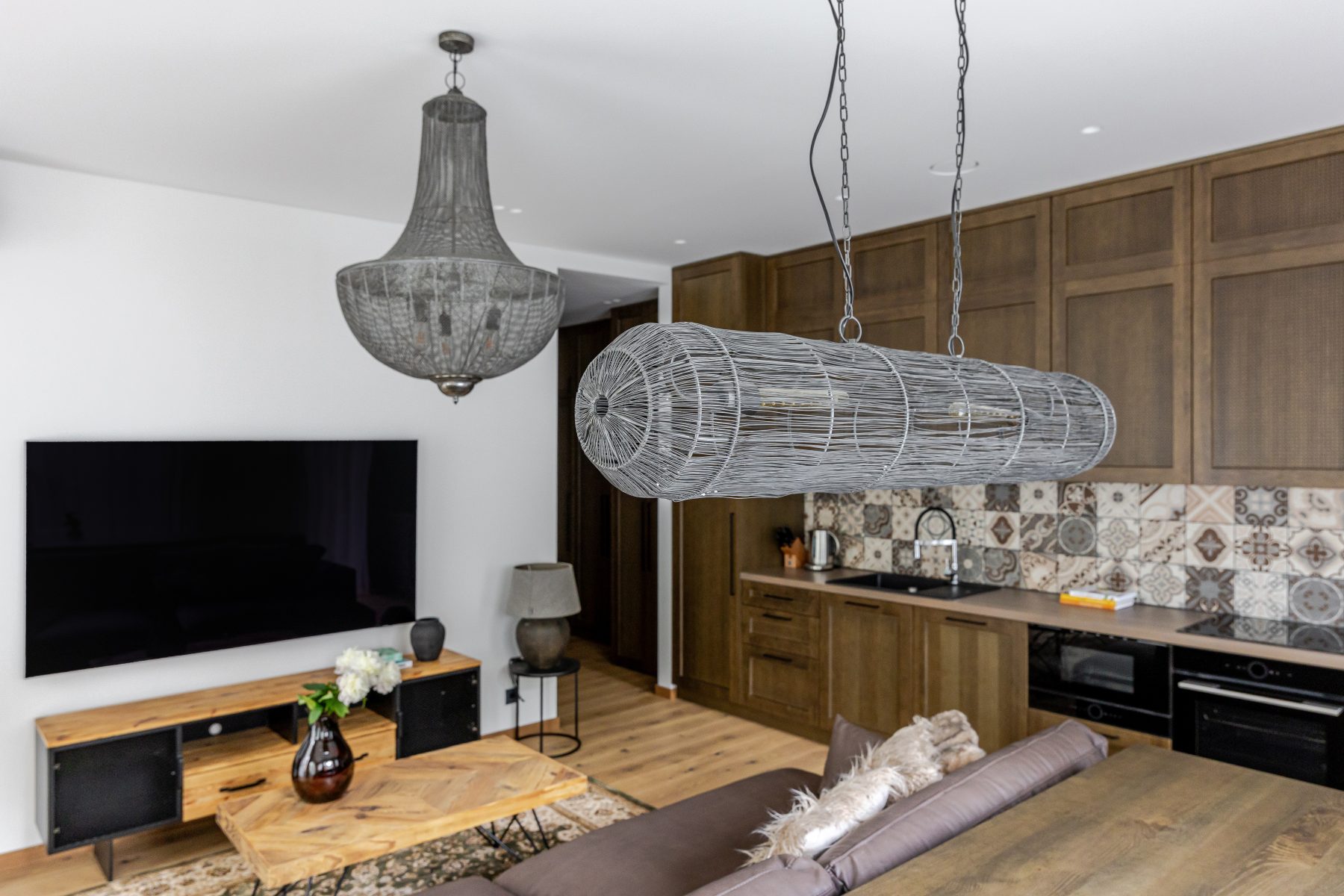 Stilinga virtuvė su moderniais sprendimais ir natūralia apdaila