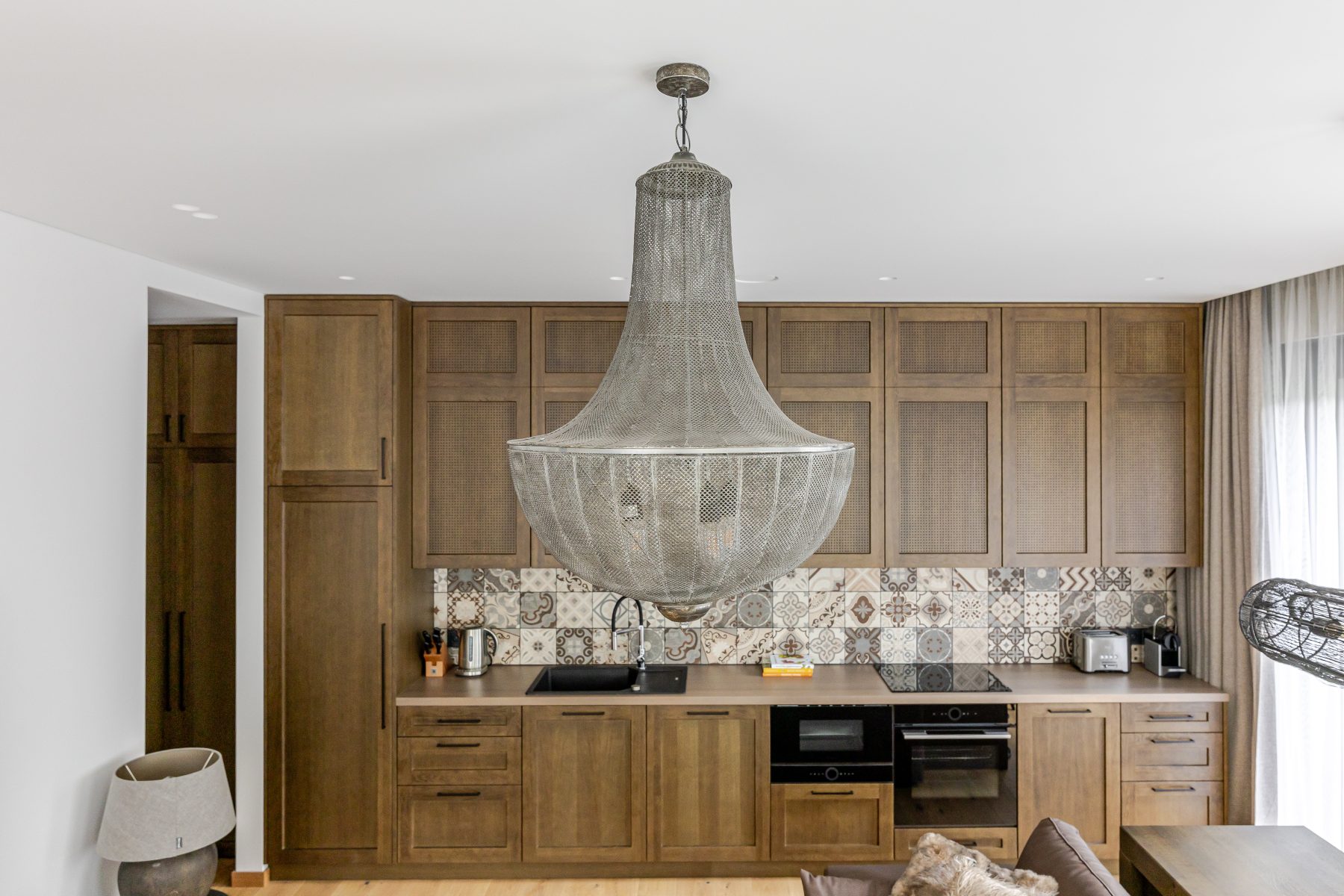 Stilinga virtuvė su moderniais sprendimais ir natūralia apdaila