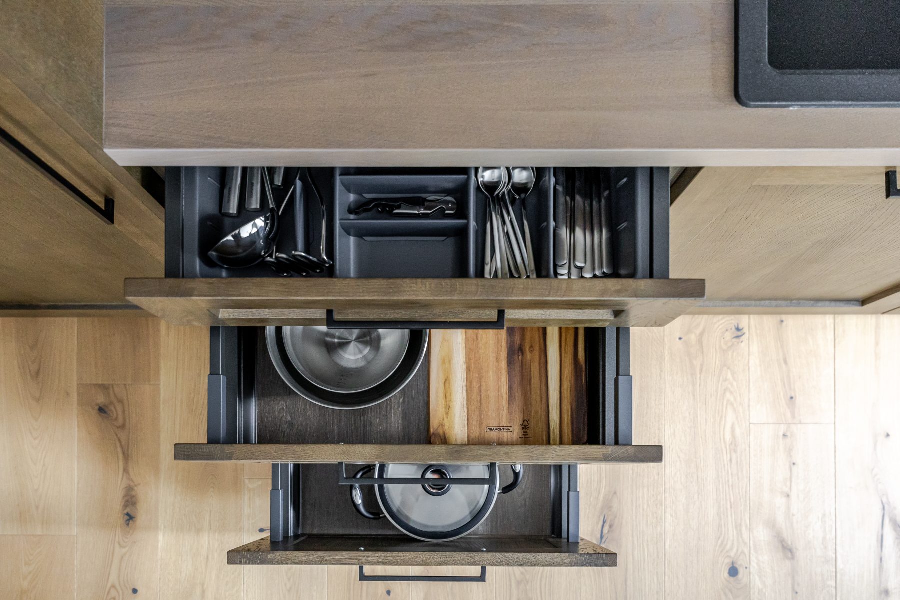 Visi virtuvės įrankiai bute nuomai