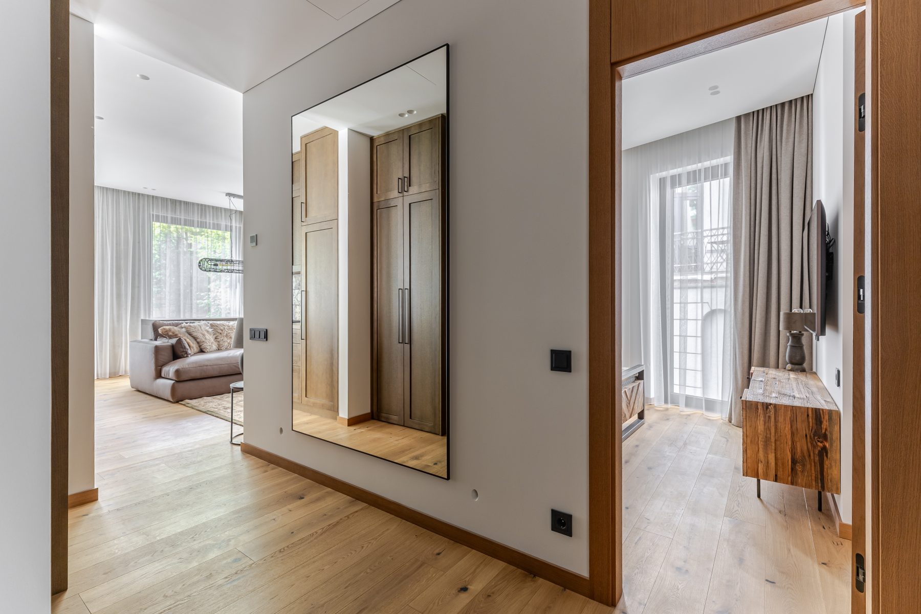 Šviesus koridorius su natūralios apdailos elementais