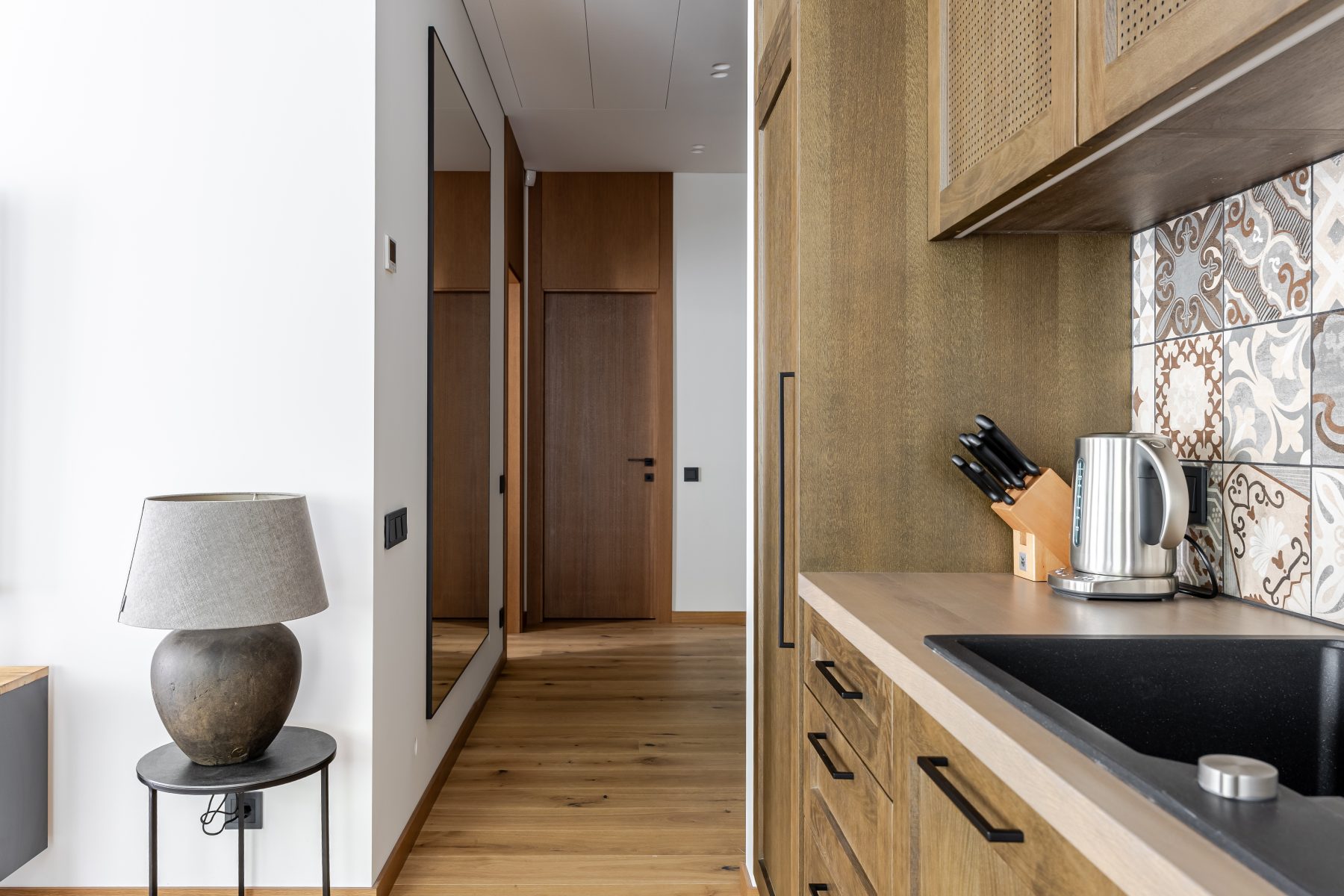 Šviesus koridorius su natūralios apdailos elementais