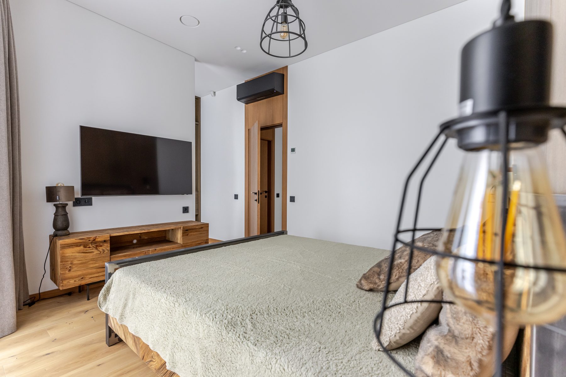 Modernus miegamasis su minimalistiniu dizainu