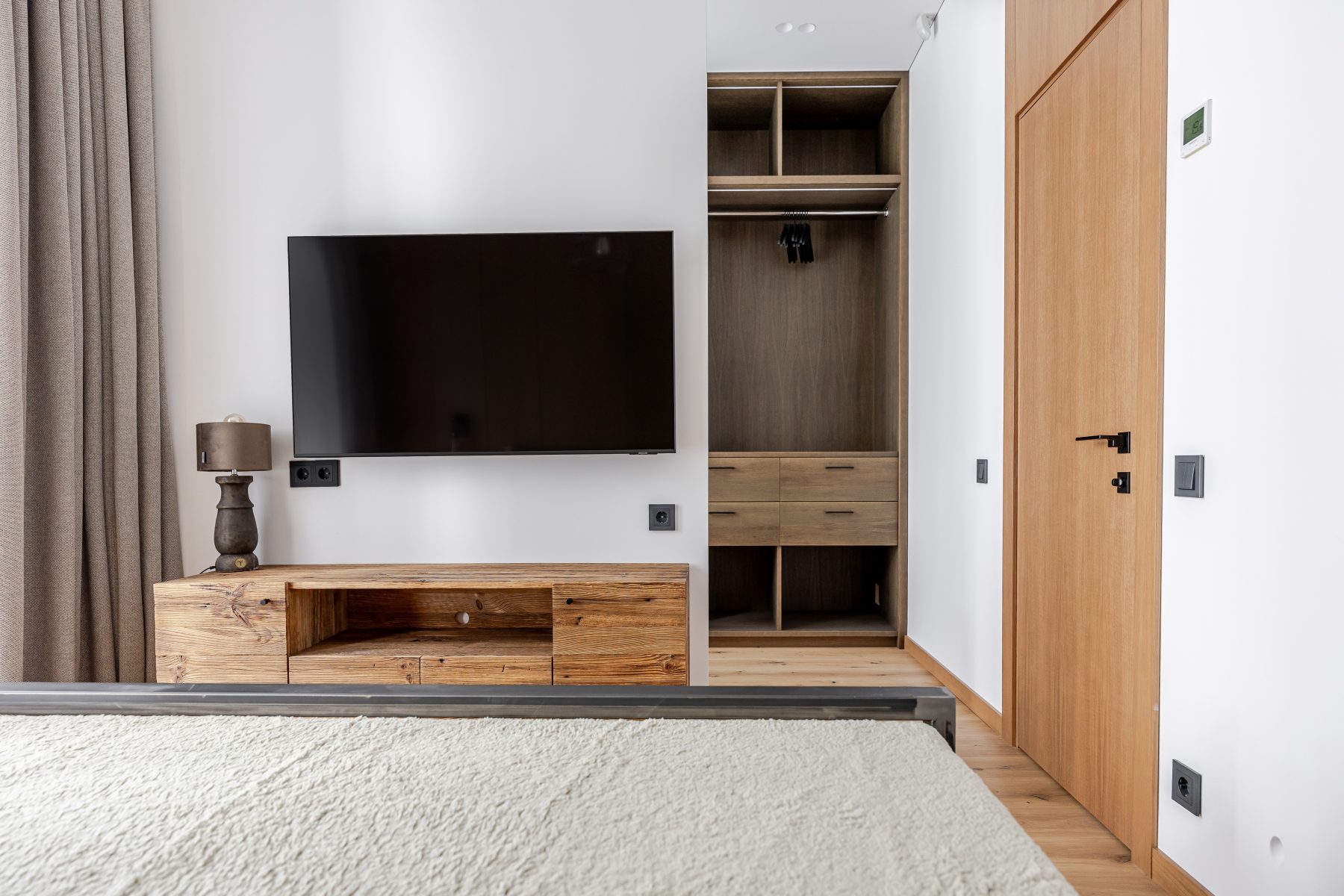 Modernus miegamasis su minimalistiniu dizainu