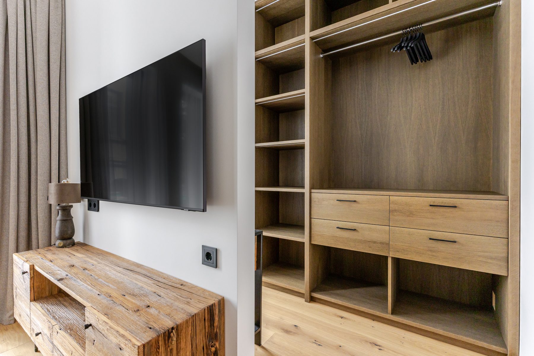 Modernus miegamasis su minimalistiniu dizainu