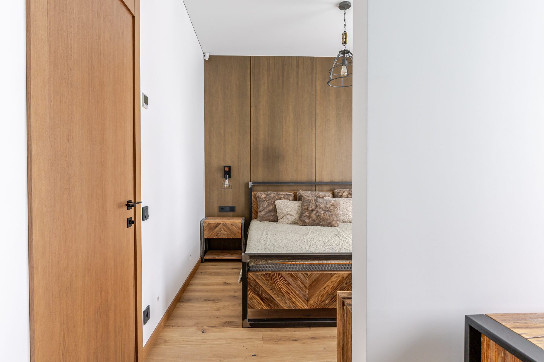 Modernus miegamasis su minimalistiniu dizainu