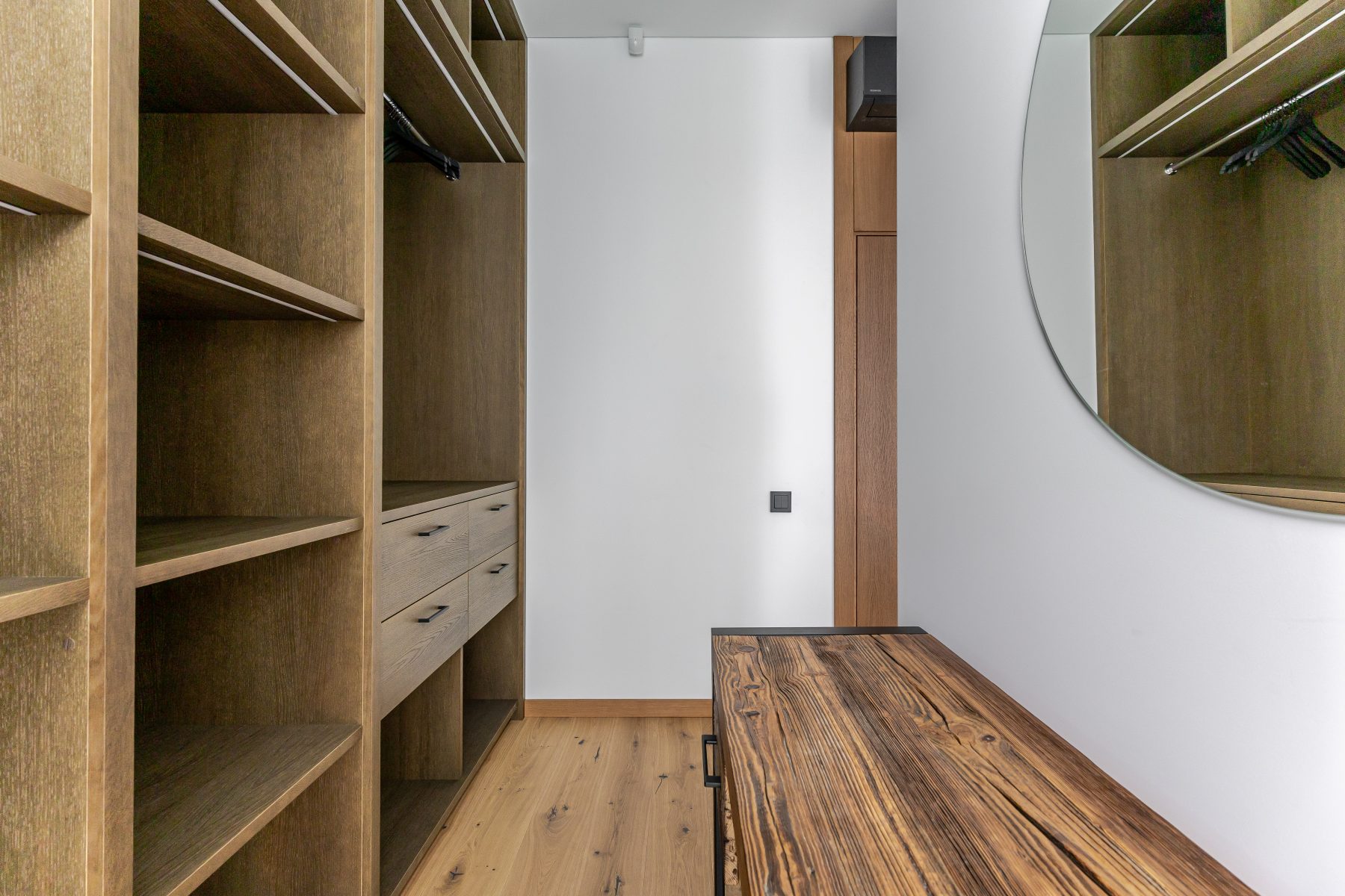 Erdvi drabužinė askirame kambaryje