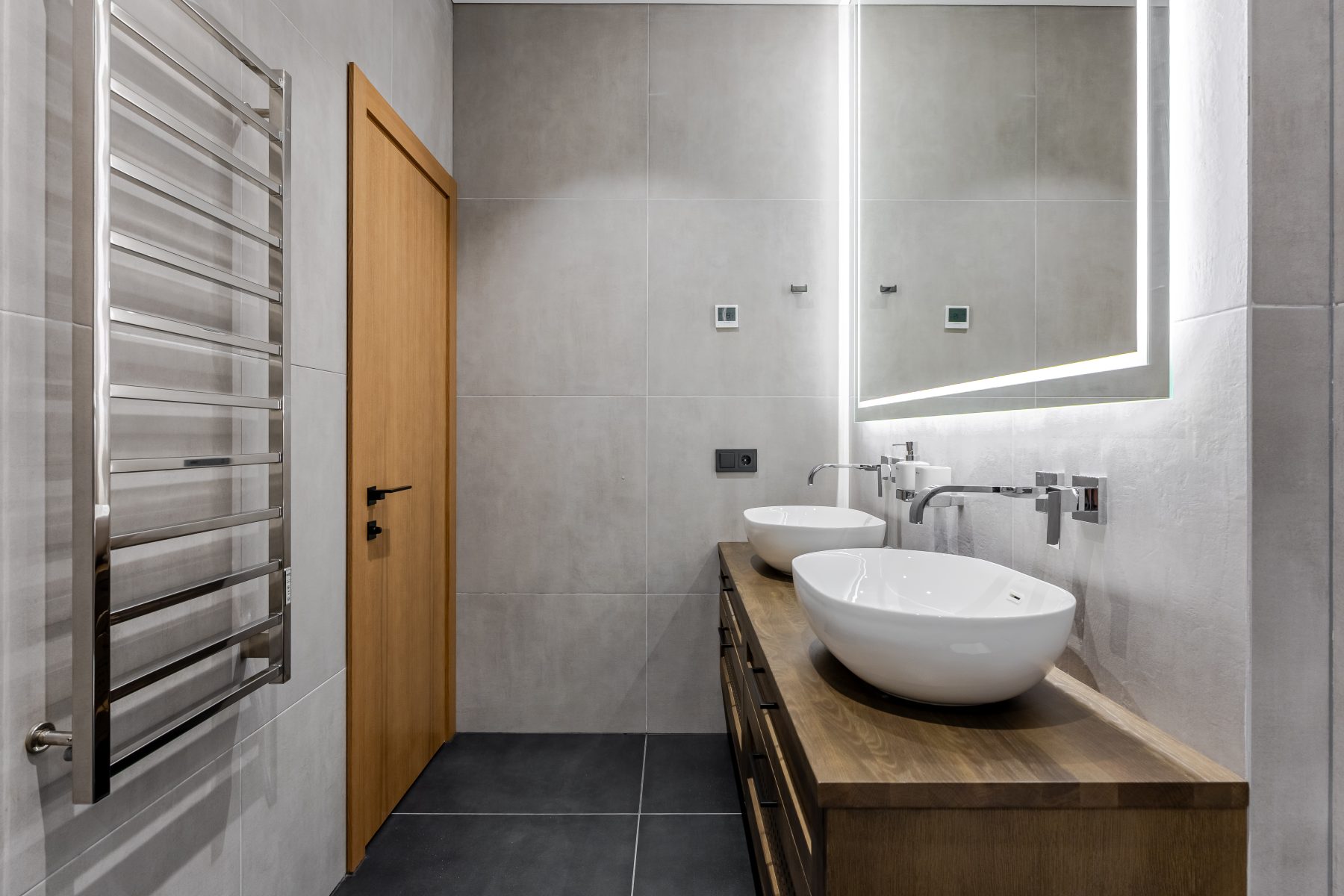 Modernus vonios kambarys su dizaino plytelėmis ir kokybiška santechnika